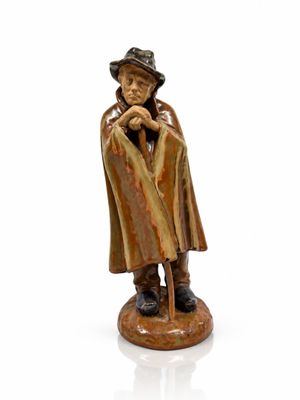 figurine représentant un vieil homme assis sur un tabouret, la main posée sur le menton