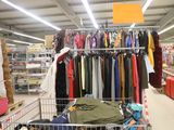 un caddie rempli de vêtements dans un magasin