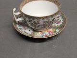 Tasse à thé et soucoupe en porcelaine, ornées d'un motif floral