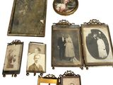 beaucoup de vieux cadres photo sur la table