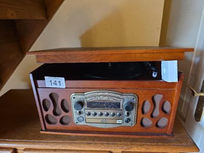 une vieille radio posée sur une table en bois