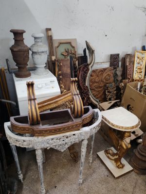 beaucoup d'objets anciens qui traînent par terre