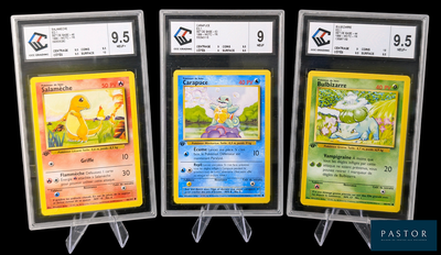 Trois cartes Pokémon différentes sont représentées en ligne sur un fond noir.