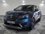 la voiture bleue est garée sur un sol en damier dans le garage