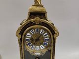 deux horloges placées l'une à côté de l'autre sur une table