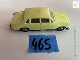 une petite voiture posée à côté d'une feuille de papier
