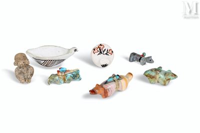 beaucoup de petits objets posés sur une surface blanche