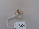 une bague en or ornée d'une fleur et d'une étiquette de prix