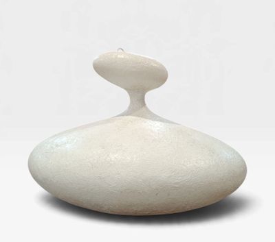 un vase blanc posé sur une surface blanche