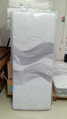 de nombreux matelas empilés les uns sur les autres dans une pièce