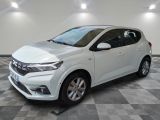 la voiture blanche est garée dans le garage sur un sol en damier