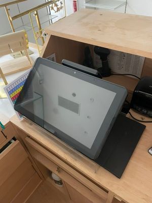 un ordinateur portable posé sur un bureau en bois