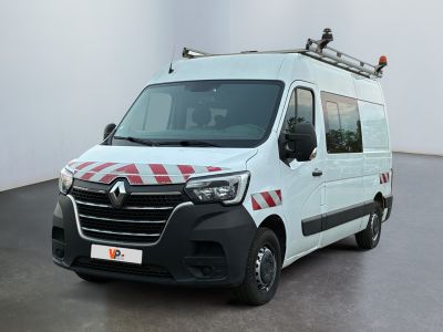 une camionnette blanche à rayures rouges et blanches garée dans une pièce