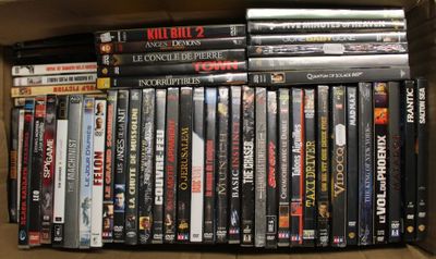 beaucoup de dvd dans une boîte sur la table