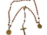 un gros plan d'un chapelet orné d'une croix