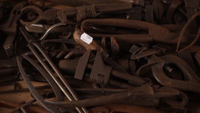 un tas de vieux outils posé sur une table