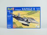 une maquette d'avion de chasse volant dans le ciel