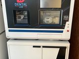 une machine posée sur une armoire