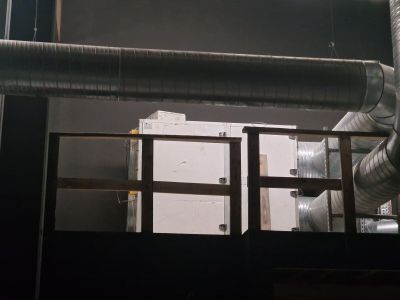 vue d'une pièce où se trouvent de nombreux tuyaux
