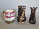 trois vases posés l'un à côté de l'autre sur une table
