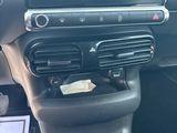 une photo du tableau de bord d'une voiture avec un autoradio