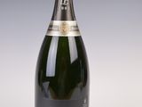 l'image d'une bouteille de champagne posée sur une table