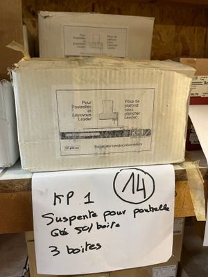une pile de cartons posée sur une table en bois