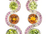 une paire de boucles d'oreilles en pierres précieuses multicolores et en or blanc