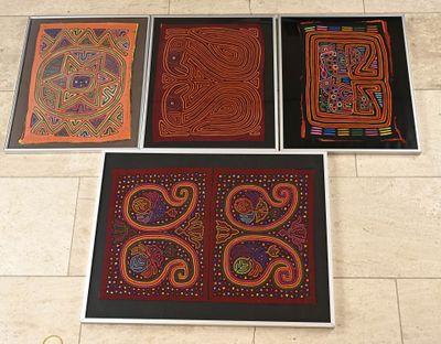 quatre œuvres d'art encadrées posées à même le sol carrelé