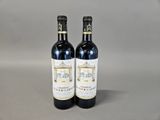 deux bouteilles de vin posées sur une table l'une à côté de l'autre