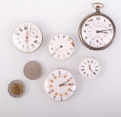 Lot de quatre mouvements de montre, une montre gousset et de…