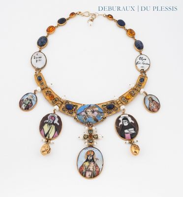 une photo d'un collier orné d'une image de Jésus et d'autres objets religieux