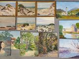 des tableaux accrochés au mur d'une pièce où il y a beaucoup de tableaux accrochés aux murs