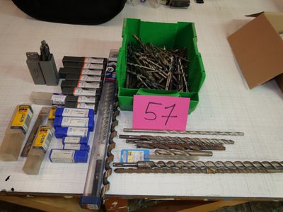une table sur laquelle se trouvent des vis et divers outils