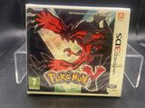 un gros plan sur un boîtier de jeu Nintendo orné d'un dragon rouge