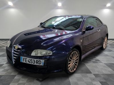 la photo d'une voiture violette garée dans un garage
