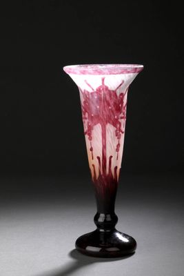 un vase rouge et blanc posé sur une table noire