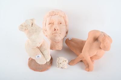 trois figurines en argile représentant un homme et un chien