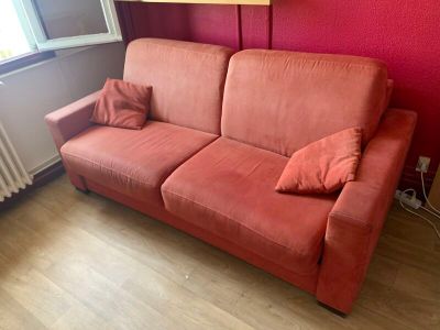 un canapé rouge dans un salon aux murs rouges
