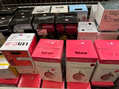 Dans un magasin, les cartons sont empilés les uns sur les autres