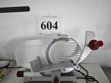 une petite machine posée sur une table