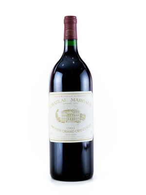 une bouteille de vin rouge posée sur une table blanche
