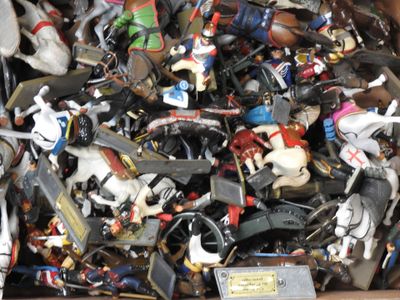 une boîte remplie de figurines de chevaux et de chevaux