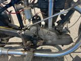 un gros plan d'une moto à laquelle est attachée une chaîne