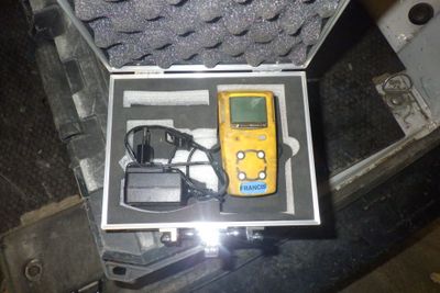 un appareil électronique jaune et noir dans un étui