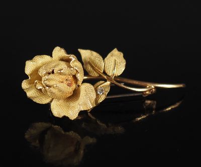 un gros plan d'une fleur dorée sur une surface noire