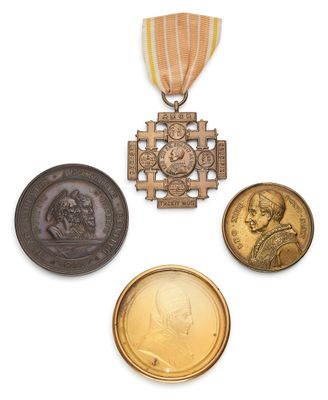 trois médailles et une médaille sur fond blanc