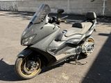 une moto qui est garée dans un parking