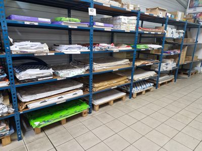Dans 8 modules d'étagères : 1 stock de papier dont papier étiquettes, 