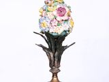 une image représentant une lampe ornée de fleurs